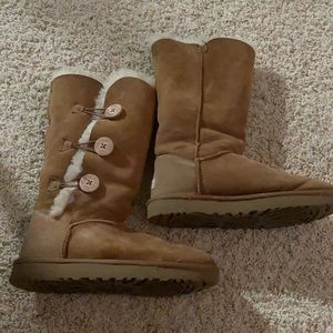 ugg boots three buttons going down